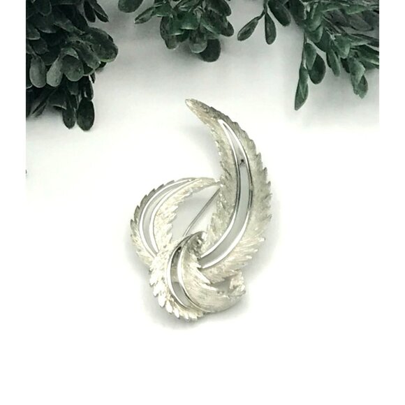 Vintage Silver-Tone Leaf Brooch Pin With Textured & Polished Details Elegant Des - Picture 2 of 4